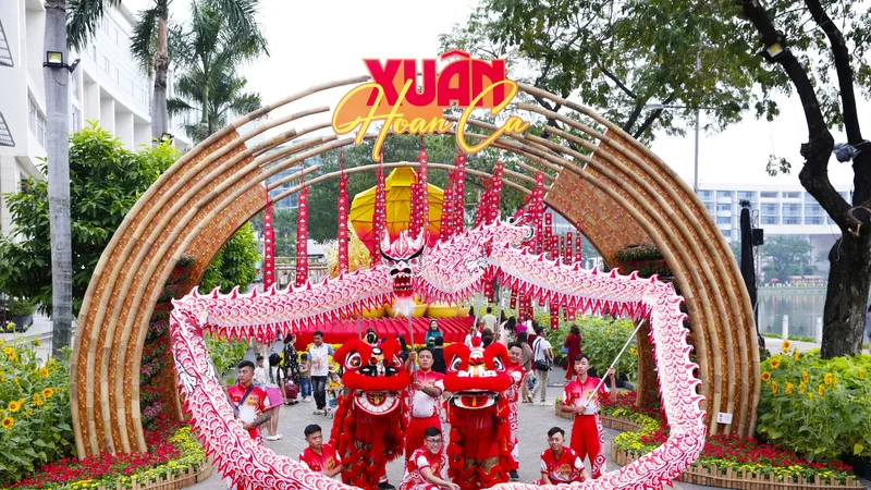 Chính thức khai mạc Hội hoa xuân Phú Mỹ Hưng Tết Ất Tỵ 2025