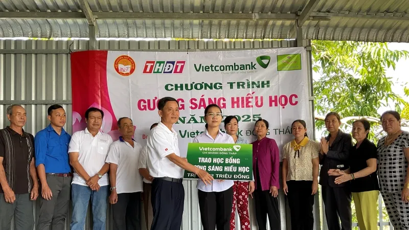 Ông Trần Bá Hậu, Trưởng Phòng Giao dịch Cao Lãnh - Vietcombank Đồng Tháp trao học bổng gương sáng hiếu học cho em Phạm Thị Ngọc Hoa