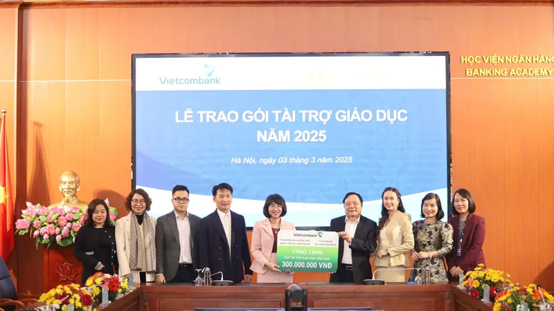 Đại diện Vietcombank Hà Thành và Trường đào tạo Vietcombank trao tặng gói tài trợ giáo dục cho đại diện Ban lãnh đạo Học viện Ngân hàng