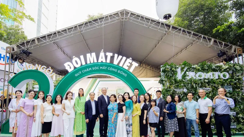 Đại diện nhãn hàng, các khách mời đặc biệt tại Lễ kỷ niệm 20 năm Hành trình chăm sóc mắt cộng đồng của V.Rohto