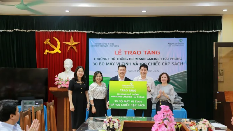 Ban Giám đốc Vietcombank Hà Nội trao quà tặng cho Trường Phổ thông Hermann Gmeiner Hải Phòng
