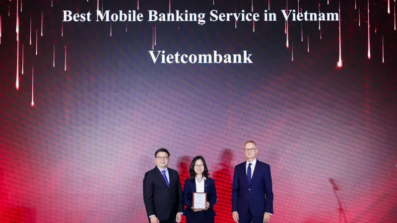 Bà Phạm Châu Loa, Phó trưởng Phòng Phát triển Kênh số & Đối tác đại diện Vietcombank nhận giải Ứng dụng Ngân hàng số tốt nhất Việt Nam 2025