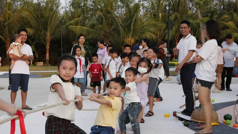 Các em thiếu nhi hào hứng tham gia các trò chơi dân gian trong khuôn khổ lễ khánh thành Công viên P2