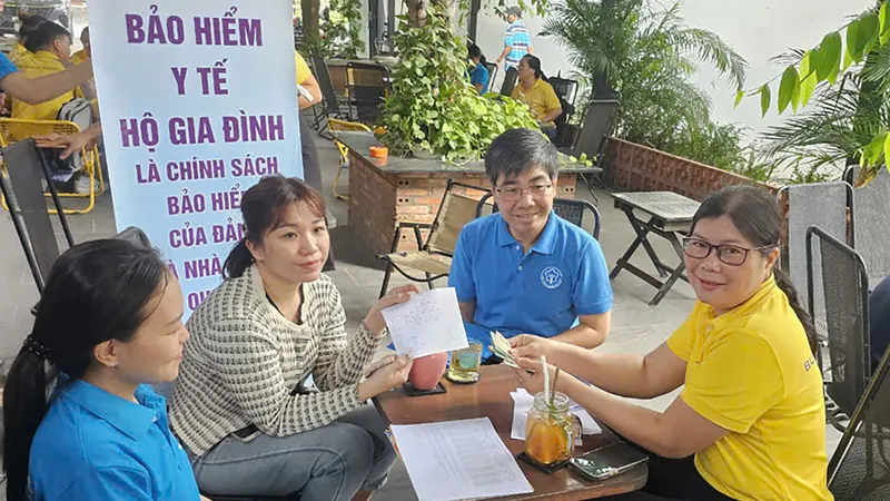 Nhân viên BHXH TPHCM tư vấn chính sách BHXH tự nguyện cho người dân 