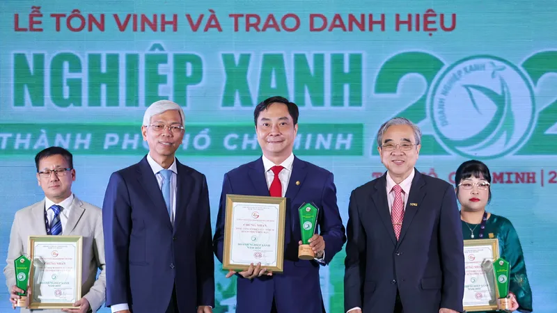 Ông Nguyễn Thanh Nhã, Phó Tổng Giám đốc EVNHCMC, nhận giải thưởng Doanh nghiệp xanh 2024