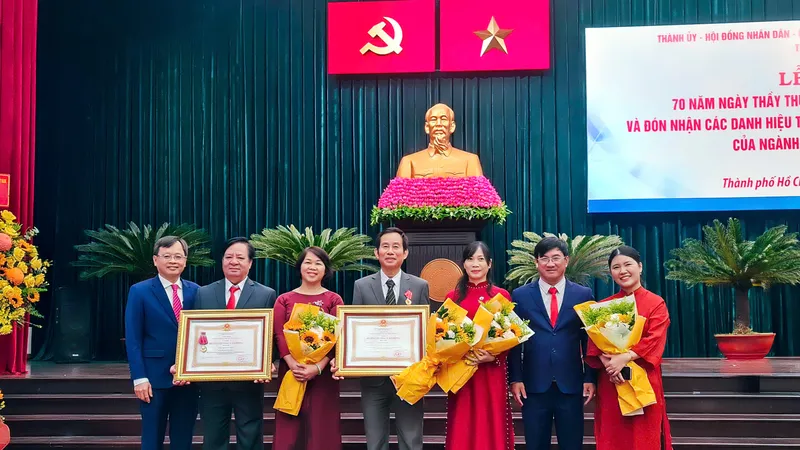 Năm 2025, Bệnh viện Lê Văn Thịnh đón nhận Huân chương Lao động hạng ba; Thầy thuốc ưu tú - BS Trần Văn Khanh (đứng giữa), Giám đốc bệnh viện, đón nhận Huân chương Lao động hạng nhì