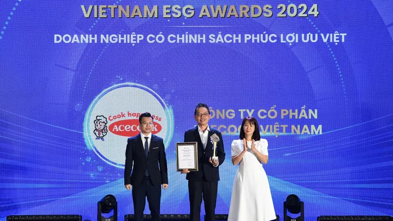 Đại diện Acecook Việt Nam nhận giải thưởng “Doanh nghiệp có chính sách phúc lợi ưu việt” tại Vietnam ESG Awards