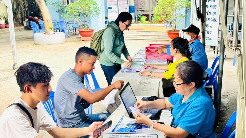 BHXH TP Thủ Đức (TPHCM) tư vấn, hỗ trợ người dân tham gia BHXH tự nguyện, BHYT hộ gia đình