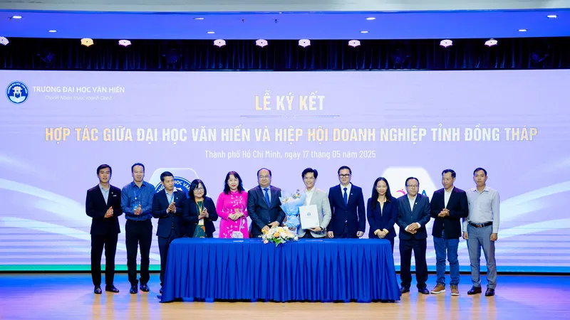 Đại diện Trường Đại học Văn Hiến ký kết hợp tác với doanh nghiệp