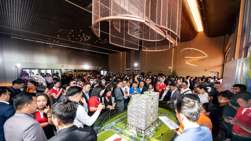 Đông đảo khách quan đón xem sa bàn