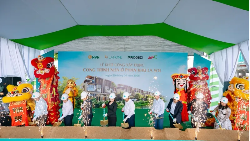 Đại biểu thực hiện nghi thức khởi công xây dựng công trình nhà ở phân khu LA Sol