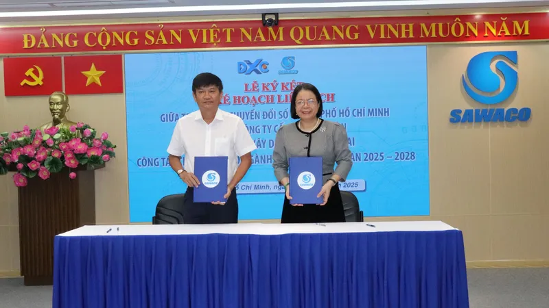 Bà Võ Thị Trung Trinh, Giám đốc Trung tâm Chuyển đổi số và ông Trần Quang Minh, Tổng Giám đốc SAWACO ký kết kế hoạch liên tịch giữa hai đơn vị
