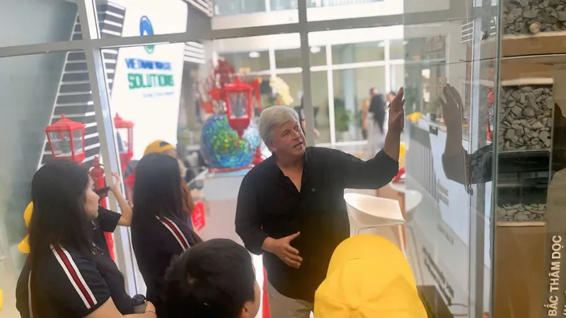 Ông Kevin Moore, Giám đốc điều hành VWS giải đáp các thắc mắc về quy trình xử lý rác cho các em học sinh