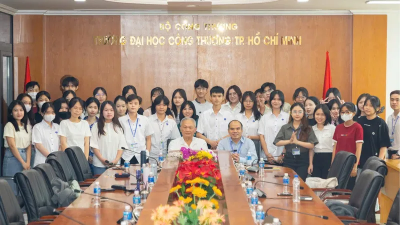 Sinh viên chương trình liên kết quốc tế 2+2 ngành Ngôn ngữ Trung Quốc giao lưu với giáo sư nước ngoài trong buổi chia sẻ với chủ đề “Học tập tiếng Trung hiệu quả”