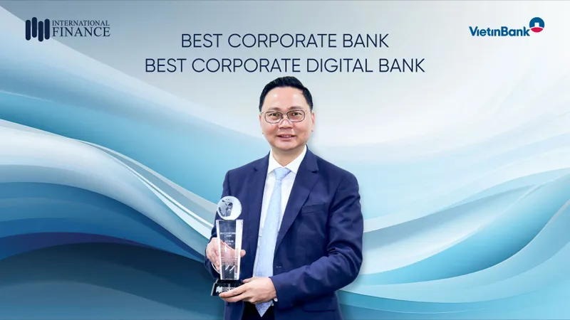 Ông Nguyễn Thanh Tùng, Giám đốc Khối KHDN VietinBank nhận giải thưởng