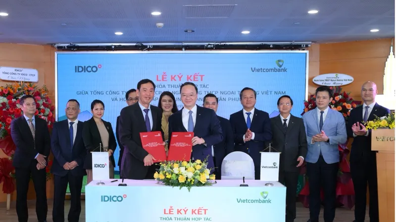 Lãnh đạo Vietcombank và lãnh đạo IDICO hoàn thành nghi thức ký kết thỏa thuận hợp tác