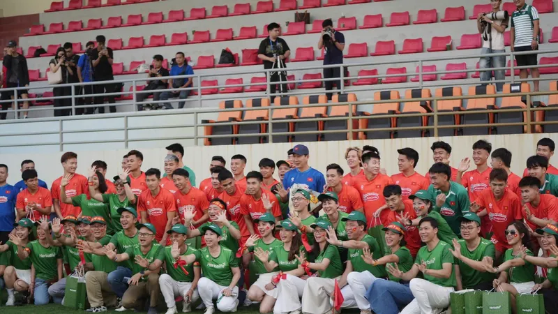 Thành viên độc lập và Nhân viên Herbalife đến sân cổ vũ cho Đội tuyển bóng đá Quốc gia