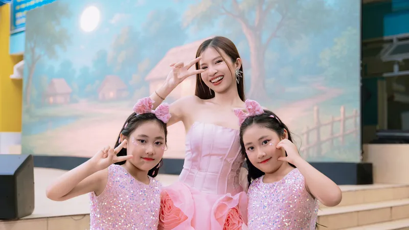 Cặp song sinh Bella - Rita biểu diễn cùng Nhạc sĩ, ca sĩ Satila Hồng Vịnh