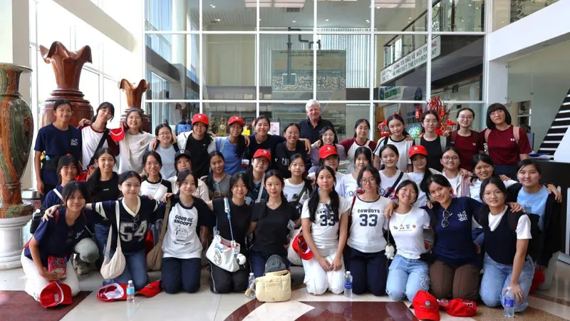 Sau chuyến tham quan Đoàn nữ sinh trường St. Nicholas Girls School chụp ảnh lưu niệm với lãnh đạo Công ty VWS