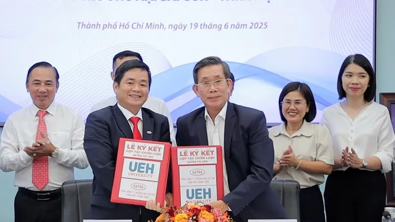 SATRA – UEH bắt tay xây chuỗi giá trị kép cho thế hệ mới