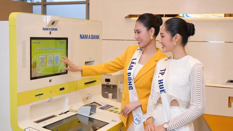 Các thí sinh trải nghiệm không gian giao dịch tại Nam A Bank