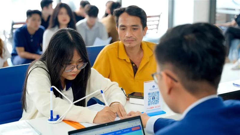 Phụ huynh và thí sinh đến trường đăng ký hồ sơ xét tuyển và tham gia thành viên my