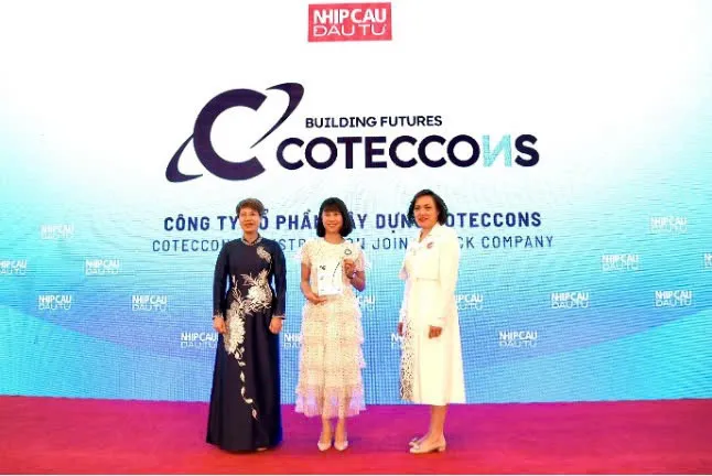 Bà Nguyễn Thị Huyên Phương,Giám đốc Đối ngoại Coteccons nhận vinh danh từ Ban tổ chức