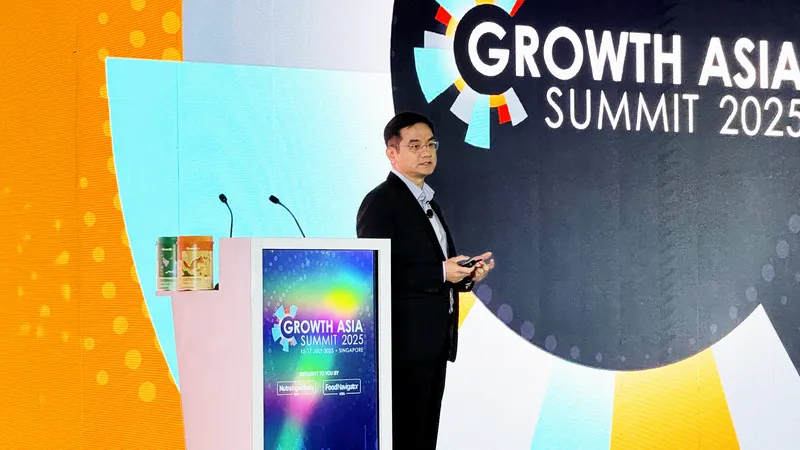 Đại diện Vinamilk, ông Nguyễn Quang Trí, Giám đốc điều hành Marketing – chia sẻ về đột phát 6 HMO trong sản phẩm sữa bột trẻ em Vinamilk Optimums tại diễn đàn lớn nhất châu Á về cơ hội phát triển trong ngành thực phẩm, đồ uống và dinh dưỡng. Ảnh: Hồng Nhân