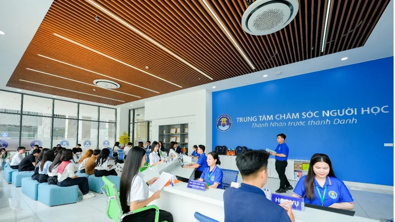 Đông đảo thí sinh đến VHU để đăng ký dự tuyển và tham gia chương trình myU