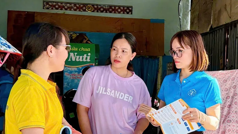 Viên chức BHXH và Bưu điện TPHCM tư vấn chính sách BHXH, BHYT cho người dân