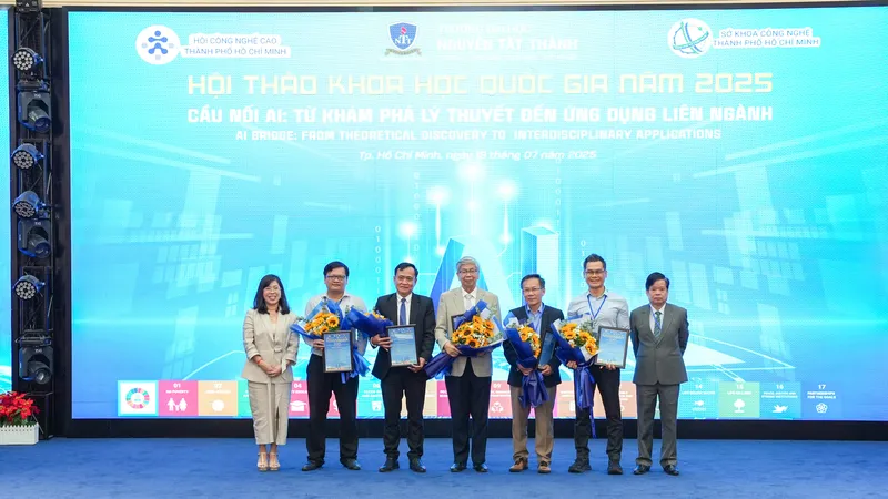 Lãnh đạo Nhà trường tặng hoa các báo cáo viên