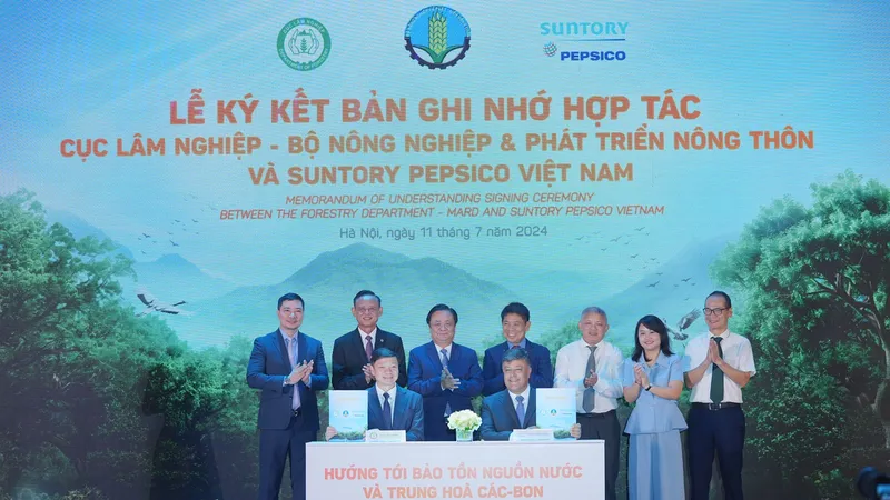 Đại diện Cục Lâm nghiệp và Suntory PepsiCo Việt Nam ký kết hợp tác trong phát triển rừng bền vững, hướng đến bảo tồn nguồn nước và trung hòa carbon