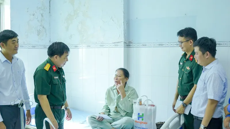 Đại diện Ban lãnh đạo Tỉnh Đồng Tháp, Bệnh viện Quân y 175 và Quỹ Trái tim Hùng Hậu thăm hỏi bệnh nhân sau phẫu thuật