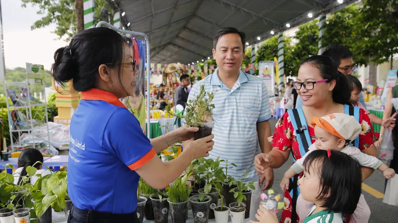 Bé học cách chăm sóc cây xanh tại nhà tại Ngày hội 2024