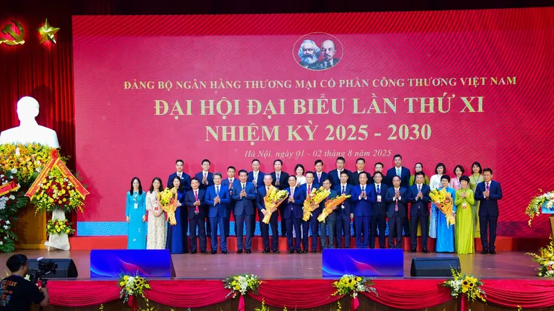 Đồng chí Bùi Thanh Sơn, Ủy viên Ban Chấp hành Trung ương Đảng, Phó Thủ tướng Chính phủ, Bộ trưởng Bộ Ngoại giao cùng các đồng chí lãnh đạo Đảng ủy Chính phủ, Ngân hàng Nhà nước Việt Nam tặng hoa chúc mừng 28 đồng chí trúng cử Ban Chấp hành Đảng bộ VietinBank khóa XI, nhiệm kỳ 2025 - 2030