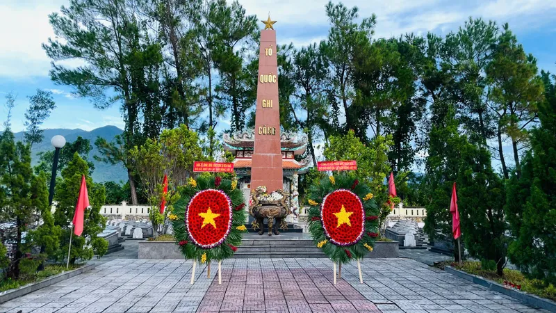 Khu du lịch núi Thần Tài tổ chức dâng hương tri ân liệt sĩ