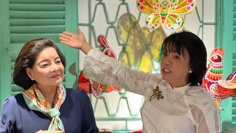 Bà Lâm Thụy Nguyên Hồng (bên phải) giới thiệu không gian Win Studio