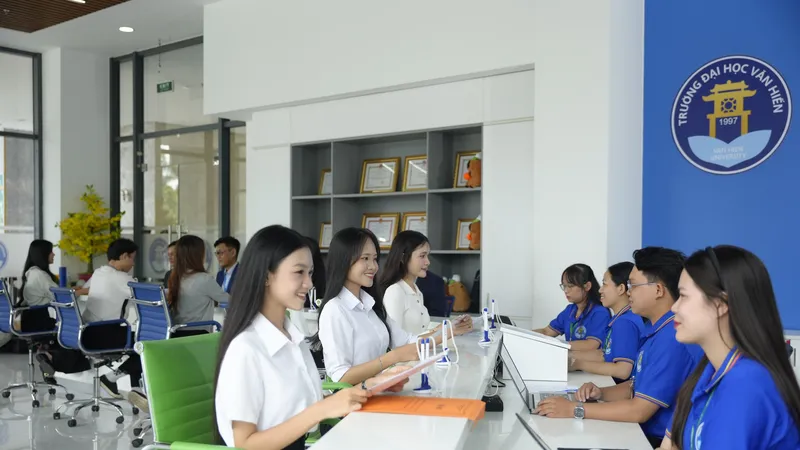 Phụ huynh và thí sinh đến các cơ sở của Nhà trường để được tư vấn hỗ trợ