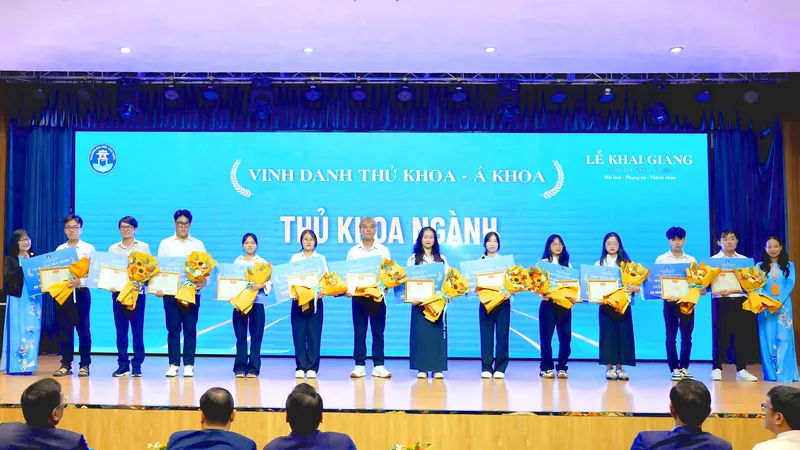 Các tân sinh viên là Thủ khoa, Á khoa Trường/Ngành được vinh danh và trao tặng học bổng tại Lễ Khai giảng năm học 2024-2025