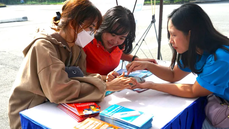 Viên chức BHXH TPHCM tư vấn các chính sách BHYT học sinh, sinh viên