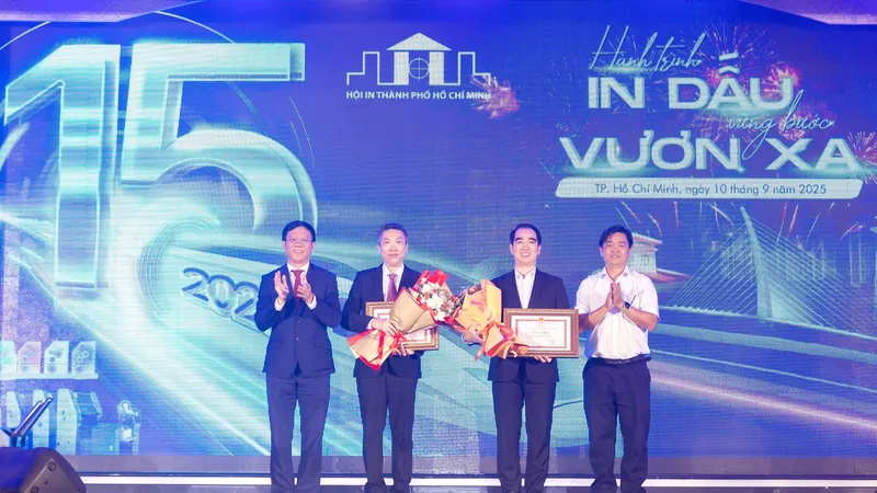 Tôn vinh các tập thể, cá nhân gắn bó, đồng hành và đóng góp cho sự phát triển của ngành trong suốt 15 năm