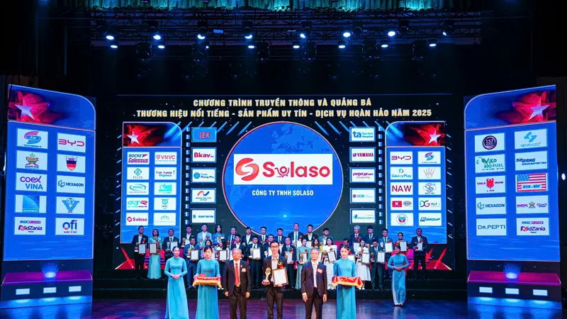 Đại diện Solaso nhận giải thưởng "Doanh nghiệp xuất sắc hàng đầu"