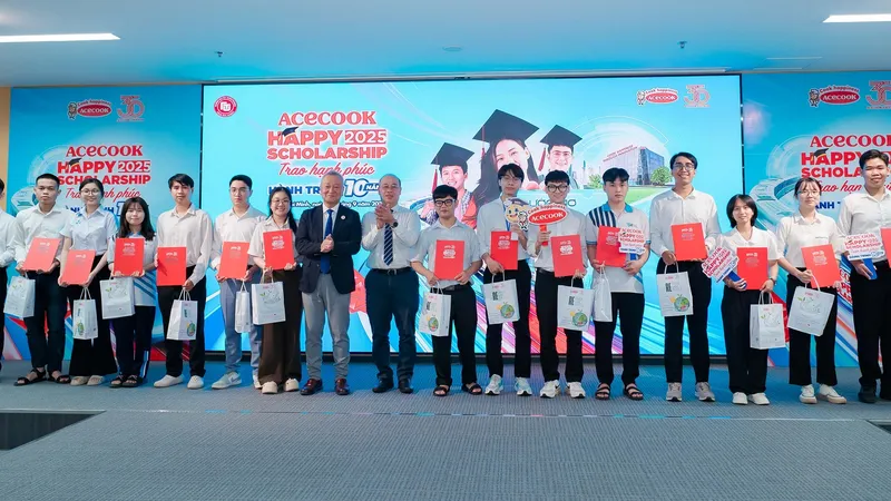 Ông Kaneda Hiroki, Tổng Giám đốc Acecook Việt Nam trao học bổng cho sinh viên