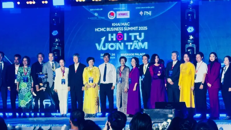 Các đại biểu tham dự lễ khai mạc