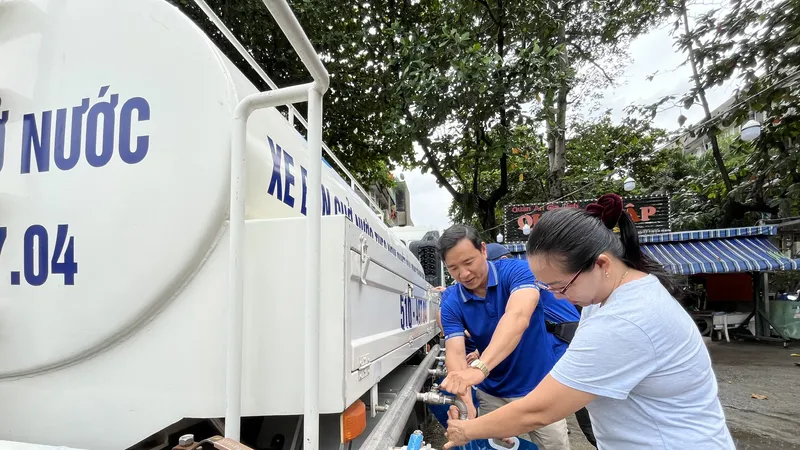 Người dân cư xá Thanh Đa nhận túi nước đề phòng sự cố mất nước diện rộng tại chương trình diễn tập