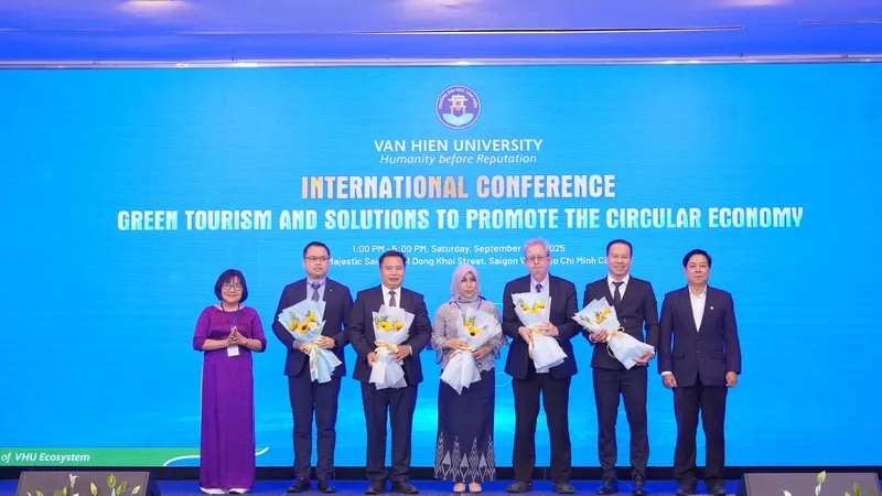 Đại diện Ban tổ chức và Ban Điều hành Nhà trường tặng hoa cảm ơn diễn giả báo cáo tham luận