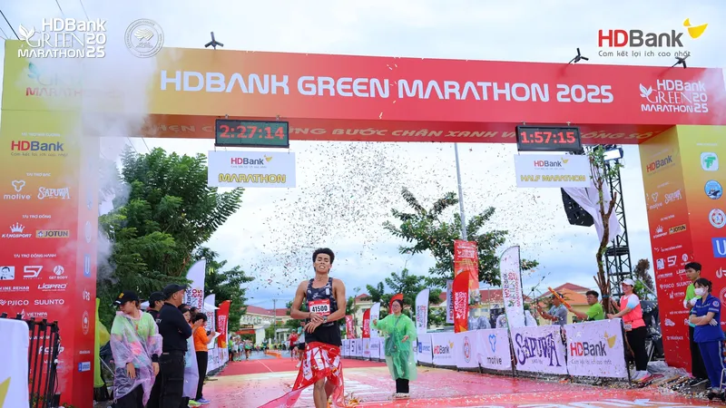 Vận động viên Huỳnh Anh Khôi vô địch cự ly marathon Giải chạy HDBank Green Marathon 2025 tại Cần Giờ