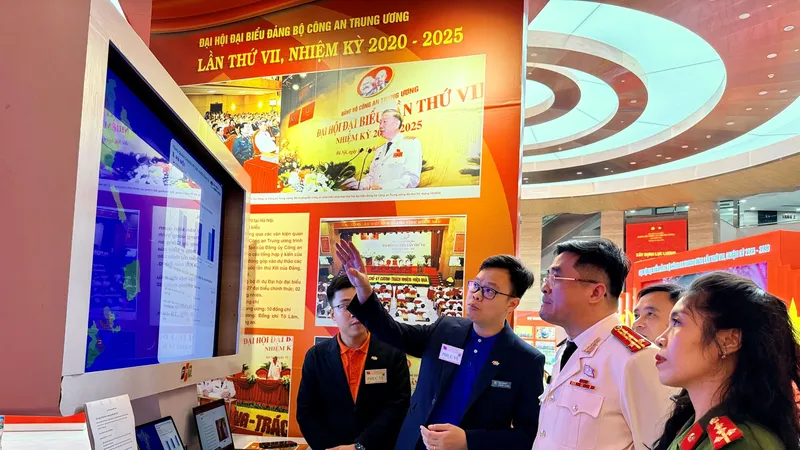 Đại diện Long Châu giới thiệu về Giải pháp Bản đồ dịch tễ & dược chất Việt Nam tới các đại biểu