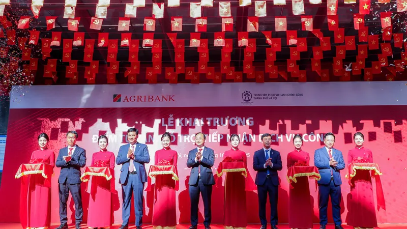 Các đại biểu cắt băng khai trương “Điểm tư vấn, hỗ trợ, tiếp nhận dịch vụ công” tại Hội sở Chi nhánh Hà Nội I
