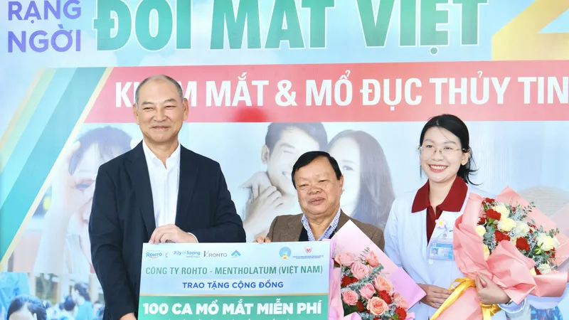 Đại diện V.Rohto (bên trái) trao tặng 100 ca mổ mắt miễn phí cho bà con tỉnh Lâm Đồng tại chương trình "Khám mắt cộng đồng"cho đại diện Hội Bảo trợ bệnh nhân nghèo, Người khuyết tật và bảo vệ quyền trẻ em tỉnh Lâm Đồng (giữa) và đại diện Bệnh viện Mắt TPHCM (bên phải)